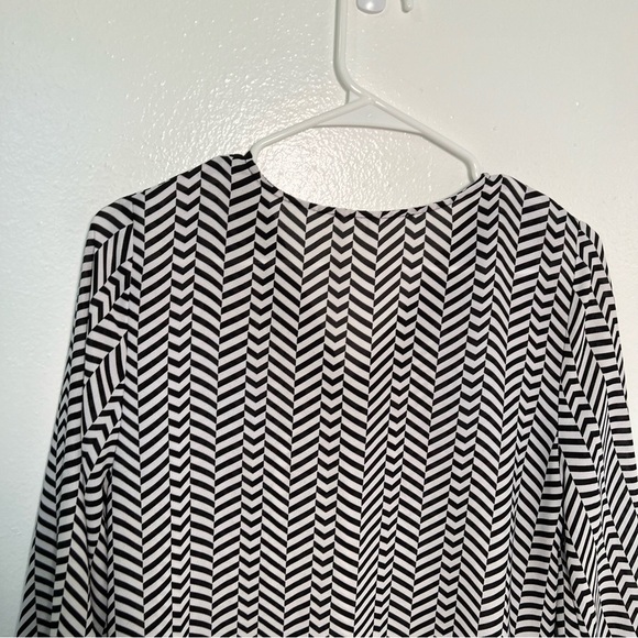Violet & Claire V-Neck Blouse Black White Geometric - Picture 10 of 13